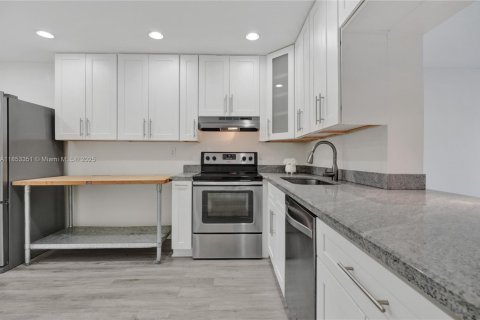 Condominio en venta en North Miami Beach, Florida, 2 dormitorios, 122.63 m2 № 1875559 - foto 7