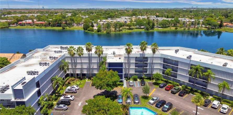 Condominio en North Miami Beach, Florida, 2 dormitorios № 1875559