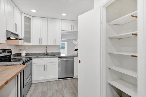 Condominio en venta en North Miami Beach, Florida, 2 dormitorios, 122.63 m2 № 1875559 - foto 11