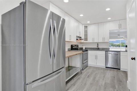 Condominio en venta en North Miami Beach, Florida, 2 dormitorios, 122.63 m2 № 1875559 - foto 10
