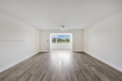 Condominio en venta en North Miami Beach, Florida, 2 dormitorios, 122.63 m2 № 1875559 - foto 3