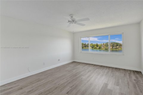 Condominio en venta en North Miami Beach, Florida, 2 dormitorios, 122.63 m2 № 1875559 - foto 12