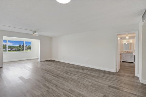Condominio en venta en North Miami Beach, Florida, 2 dormitorios, 122.63 m2 № 1875559 - foto 2