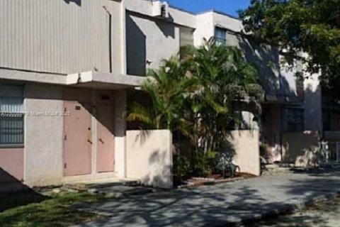 Condo in South Miami, Florida, 2 bedrooms  № 1953810 - photo 2