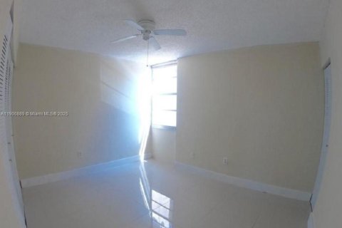 Condo in South Miami, Florida, 2 bedrooms  № 1953810 - photo 7