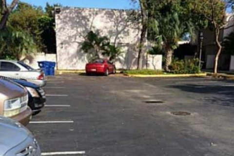 Condo in South Miami, Florida, 2 bedrooms  № 1953810 - photo 1