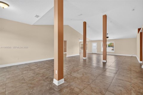 House in Port St. Lucie, Florida 4 bedrooms, 281.4 sq.m. № 2031008 - photo 10