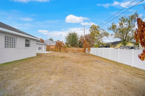 House in Port St. Lucie, Florida 4 bedrooms, 281.4 sq.m. № 2031008 - photo 7