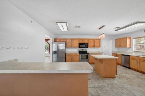 House in Port St. Lucie, Florida 4 bedrooms, 281.4 sq.m. № 2031008 - photo 15