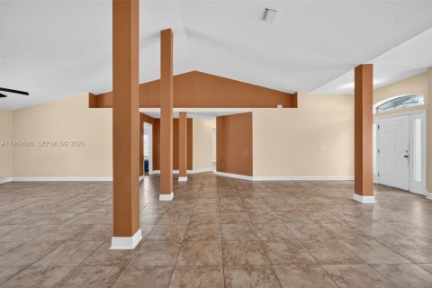 House in Port St. Lucie, Florida 4 bedrooms, 281.4 sq.m. № 2031008 - photo 11