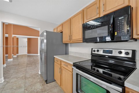 House in Port St. Lucie, Florida 4 bedrooms, 281.4 sq.m. № 2031008 - photo 25