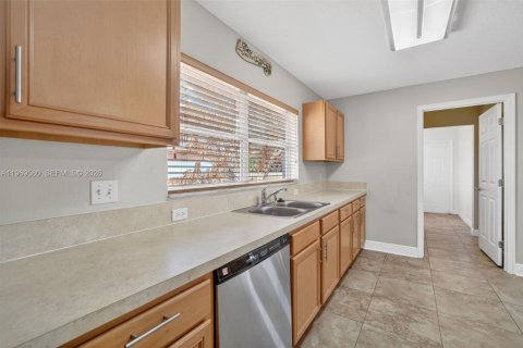 House in Port St. Lucie, Florida 4 bedrooms, 281.4 sq.m. № 2031008 - photo 23