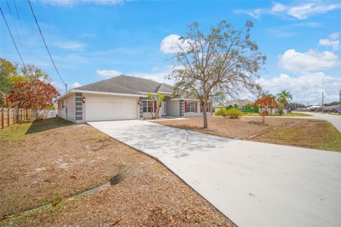 House in Port St. Lucie, Florida 4 bedrooms, 281.4 sq.m. № 2031008 - photo 2