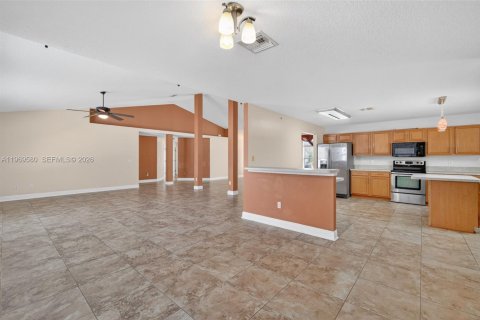 House in Port St. Lucie, Florida 4 bedrooms, 281.4 sq.m. № 2031008 - photo 13