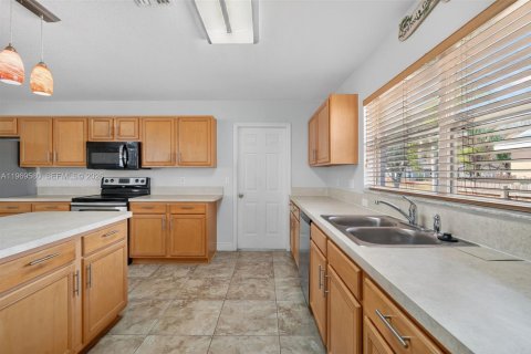 House in Port St. Lucie, Florida 4 bedrooms, 281.4 sq.m. № 2031008 - photo 22