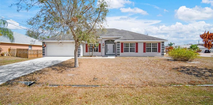 House in Port St. Lucie, Florida 4 bedrooms, 281.4 sq.m. № 2031008