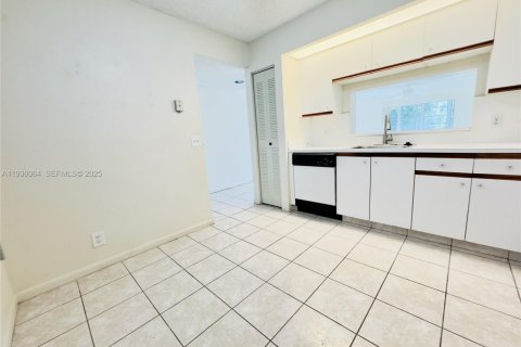 Condo in Pembroke Pines, Florida, 1 bedroom  № 1994567 - photo 9