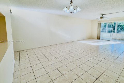 Condo in Pembroke Pines, Florida, 1 bedroom  № 1994567 - photo 16