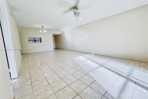 Condo in Pembroke Pines, Florida, 1 bedroom  № 1994567 - photo 15