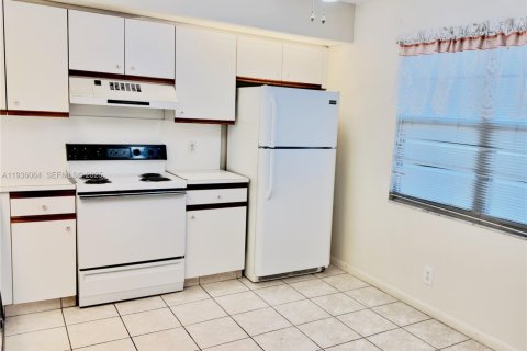 Condo in Pembroke Pines, Florida, 1 bedroom  № 1994567 - photo 5