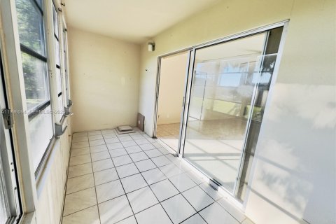 Condo in Pembroke Pines, Florida, 1 bedroom  № 1994567 - photo 30