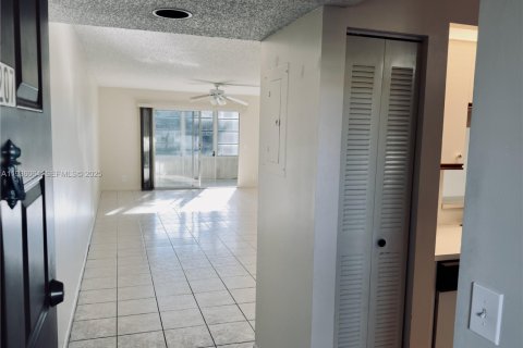 Condo in Pembroke Pines, Florida, 1 bedroom  № 1994567 - photo 3