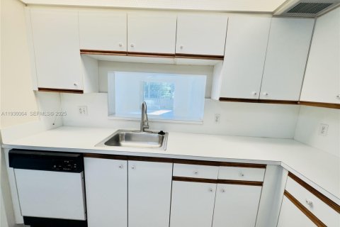 Condo in Pembroke Pines, Florida, 1 bedroom  № 1994567 - photo 8