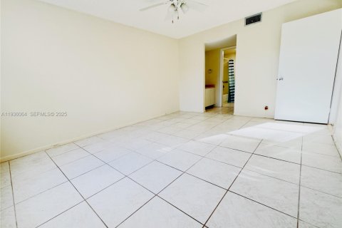 Condo in Pembroke Pines, Florida, 1 bedroom  № 1994567 - photo 22