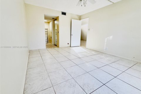 Condo in Pembroke Pines, Florida, 1 bedroom  № 1994567 - photo 21