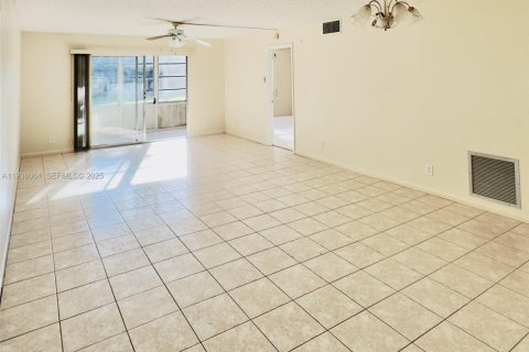 Condo in Pembroke Pines, Florida, 1 bedroom  № 1994567 - photo 12