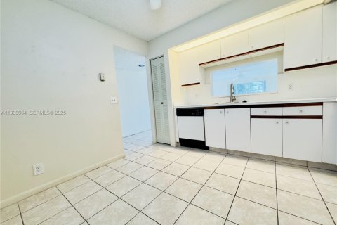 Condo in Pembroke Pines, Florida, 1 bedroom  № 1994567 - photo 10