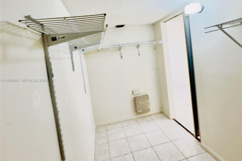 Condo in Pembroke Pines, Florida, 1 bedroom  № 1994567 - photo 26