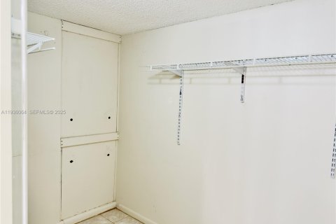 Condo in Pembroke Pines, Florida, 1 bedroom  № 1994567 - photo 25