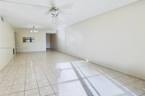 Condo in Pembroke Pines, Florida, 1 bedroom  № 1994567 - photo 13