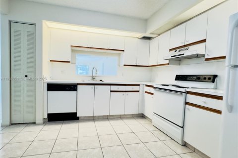 Condo in Pembroke Pines, Florida, 1 bedroom  № 1994567 - photo 7