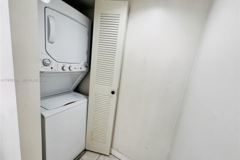 Condo in Pembroke Pines, Florida, 1 bedroom  № 1994567 - photo 18