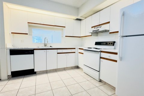 Condo in Pembroke Pines, Florida, 1 bedroom  № 1994567 - photo 11