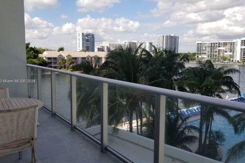 Copropriété à louer à Hollywood, Floride: 2 chambres, 99.87 m2 № 1960252 - photo 4