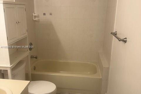 Condominio en alquiler en Doral, Florida, 3 dormitorios, 136.01 m2 № 1931989 - foto 13