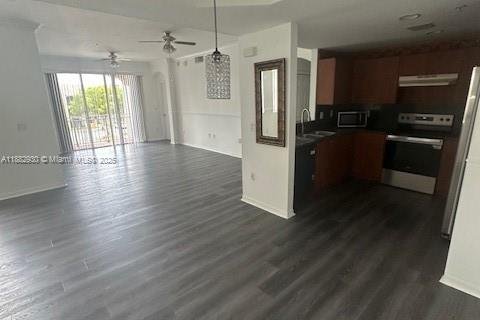 Condominio en alquiler en Doral, Florida, 3 dormitorios, 136.01 m2 № 1931989 - foto 2