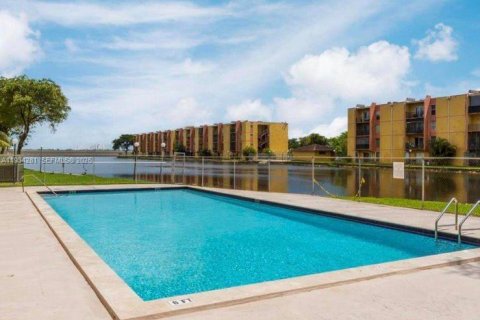 Снять в аренду квартиру в Майами, Флорида 2 спальни, 65.87м2, № 1992655 - фото 10