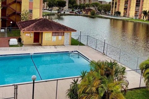 Снять в аренду квартиру в Майами, Флорида 2 спальни, 65.87м2, № 1992655 - фото 13