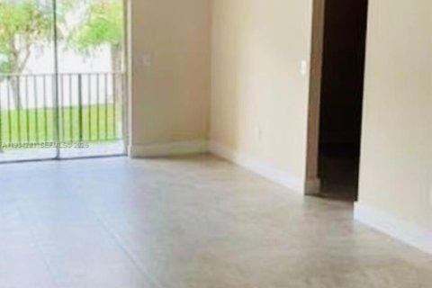 Снять в аренду квартиру в Майами, Флорида 2 спальни, 65.87м2, № 1992655 - фото 1