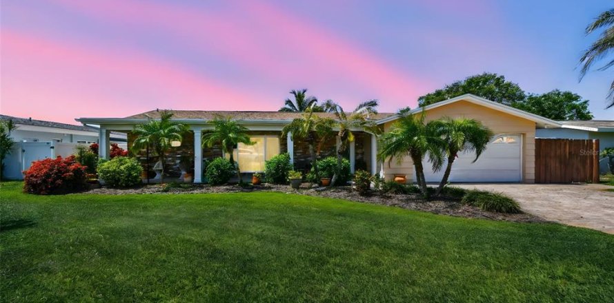 House in Saint Petersburg, Florida 3 bedrooms, 202.16 sq.m. № 1618008
