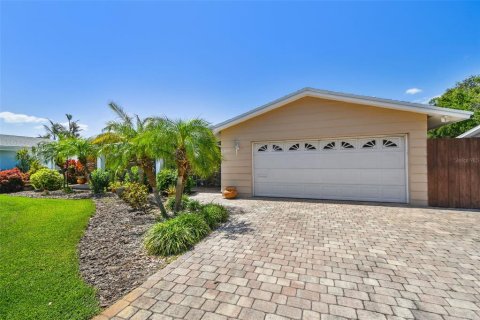 House in Saint Petersburg, Florida 3 bedrooms, 202.16 sq.m. № 1618008 - photo 11