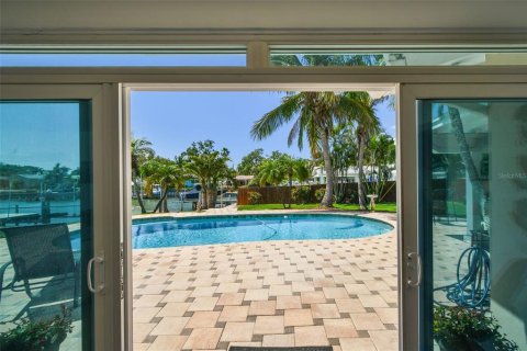 House in Saint Petersburg, Florida 3 bedrooms, 202.16 sq.m. № 1618008 - photo 3