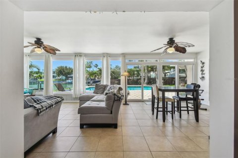 House in Saint Petersburg, Florida 3 bedrooms, 202.16 sq.m. № 1618008 - photo 12