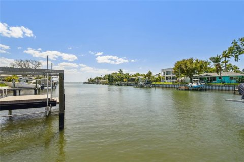 House in Saint Petersburg, Florida 3 bedrooms, 202.16 sq.m. № 1618008 - photo 7
