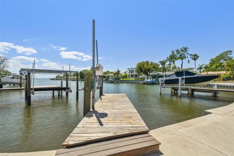 House in Saint Petersburg, Florida 3 bedrooms, 202.16 sq.m. № 1618008 - photo 2