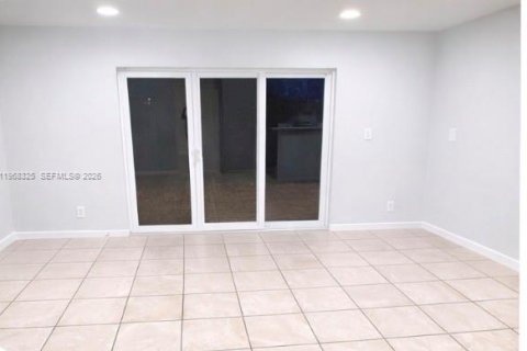 Снять в аренду виллу или дом в Форт-Лодердейл, Флорида 3 спальни, 228.91м2, № 2030504 - фото 2